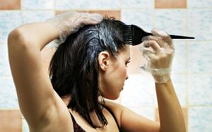 La búsqueda de alternativas naturales para el cuidado del cabello ha llevado a muchas personas a explorar métodos caseros para cubrir las canas sin recurrir a productos químicos agresivos.