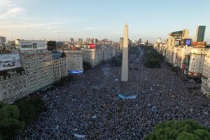 Hinchas de Argentina festejan en Buenos Aires el título del Mundial de Qatar 2022.