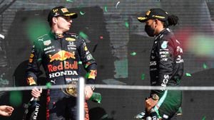Max Verstappen y Lewis Hamilton, en la premiación del GP de México.