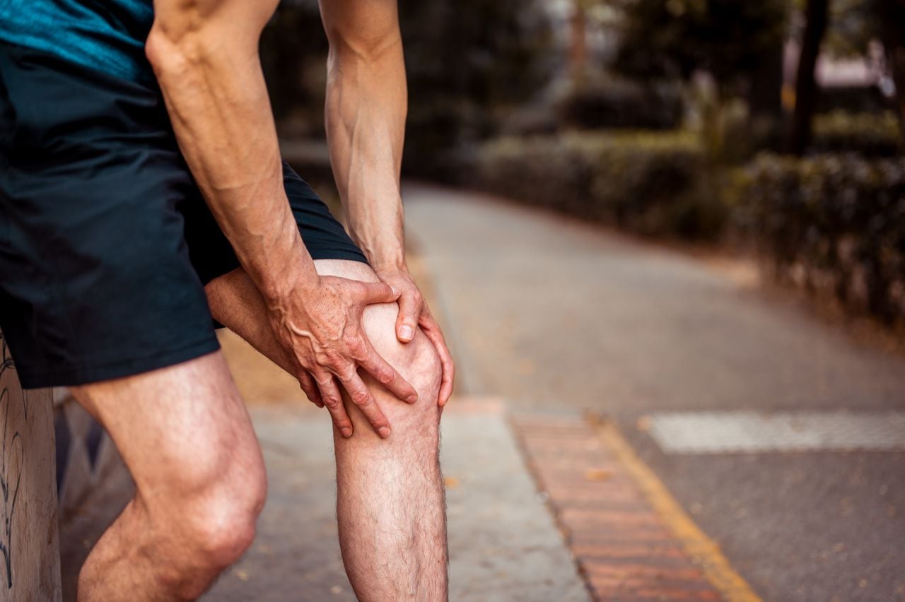 El dolor de rodilla también se debe a movimientos bruscos o actividades de exigencia física.