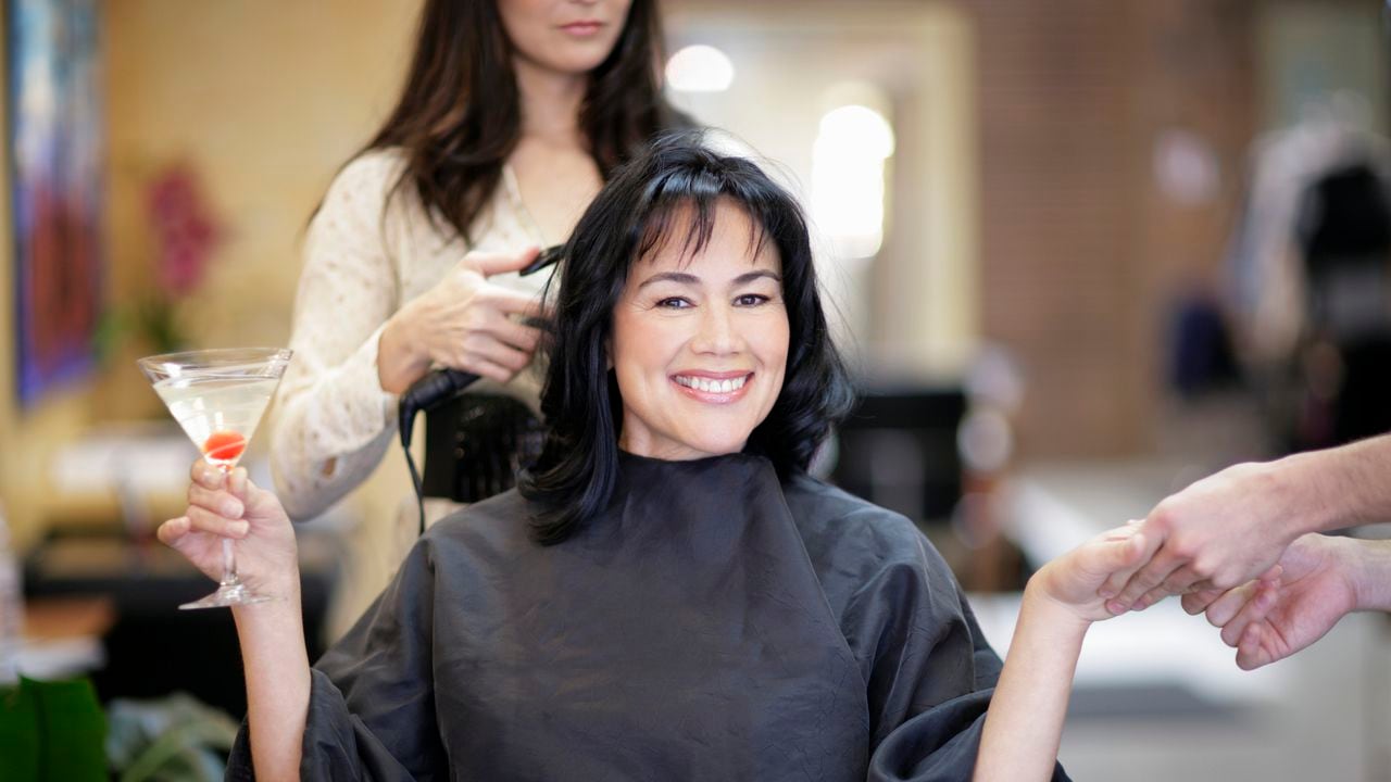 El artículo revela los cortes de cabello antiedad ideales que transforman la apariencia de las mujeres de 30 a 50 años.