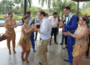 El alcalde electo de Cali, Alejandro Eder, disfruta de la cultura de su ciudad por medio de un baile de salsa.