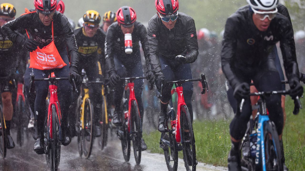 La lluvia acompañó a los ciclistas en la décima etapa del Giro.