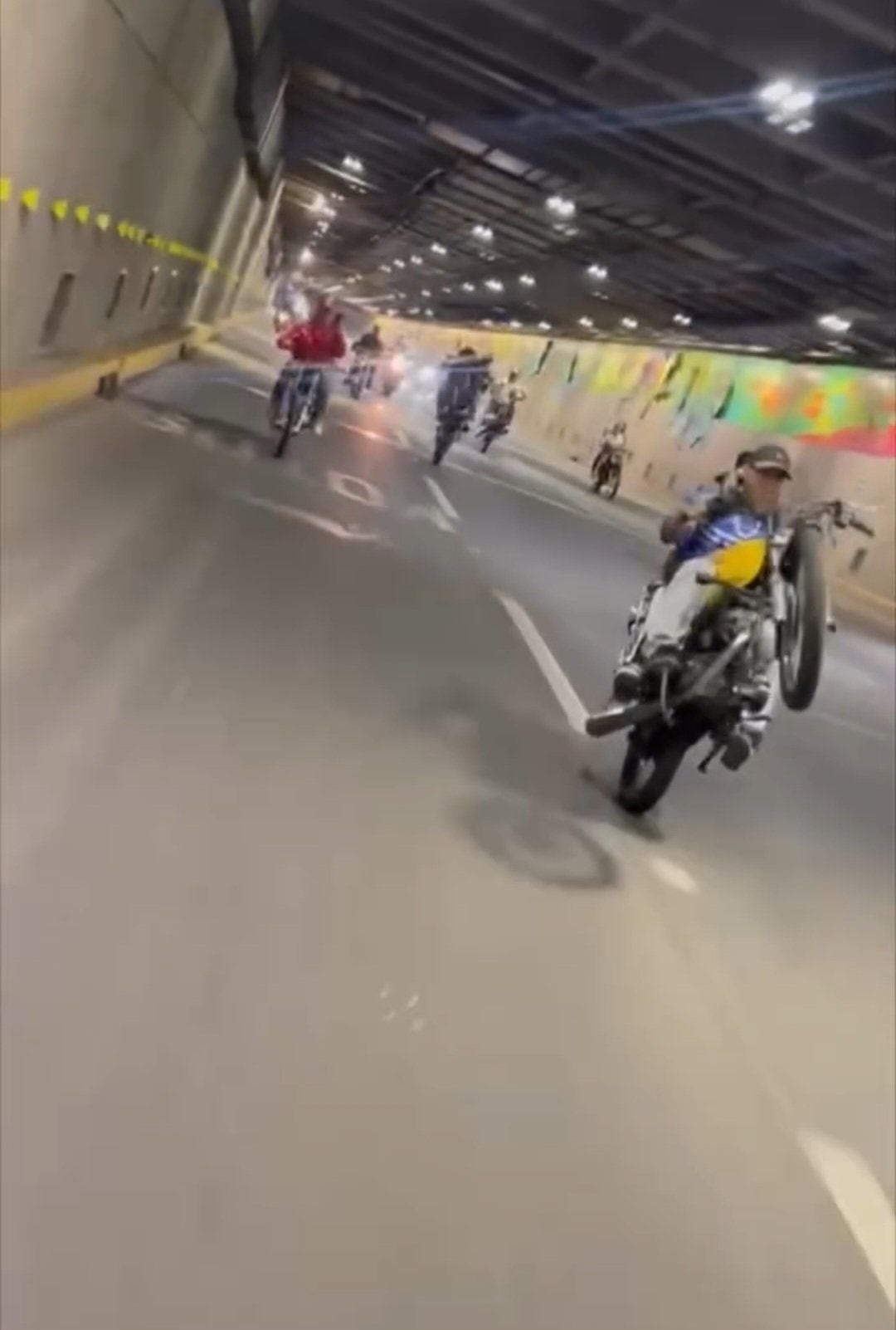 Circular a altas velocidades y levantando las motocicletas son algunas de las conductas peligrosas que más se realizan en el Túnel Mundialista.
