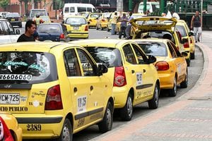 La pista de taxis genera trancones en la Avenida Sexta, en el sector de Chipichape. Algunos delincuentes aprovechan las ventas ambulantes para camuflarse.