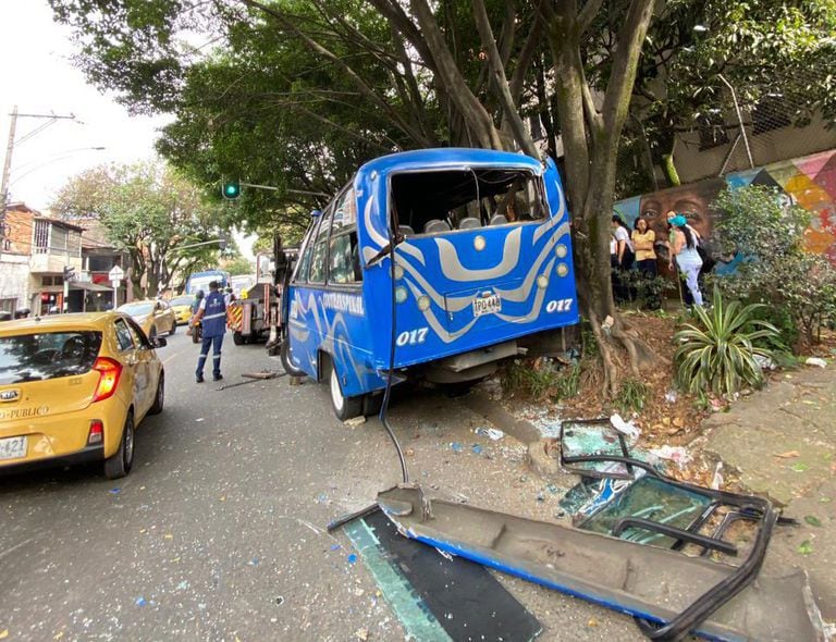 Accidente de tránsito en importante vía de Medellín deja 14 personas heridas.
