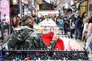 GranSan Centro Comercial ropa, comerciantes, tapabocas, ventas compras navide�as
Foto: Jeimi Villamizar/ Publicaciones Semana