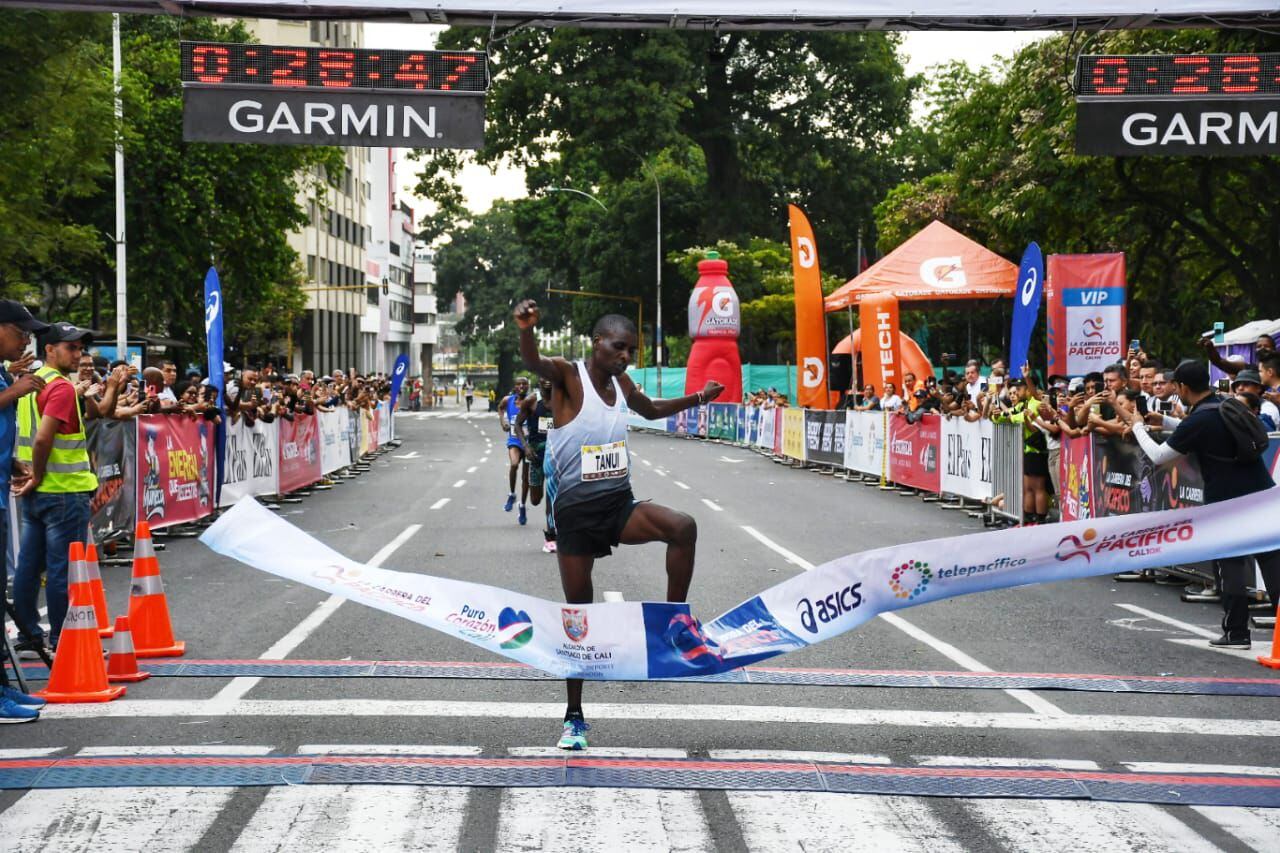 Ezra Tanui, de Kenia, se proclamó ganador de la carrera en la rama masculina.