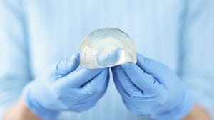 Implante mamario de silicona en manos del médico. Concepto de cirugía plástica de aumento de senos