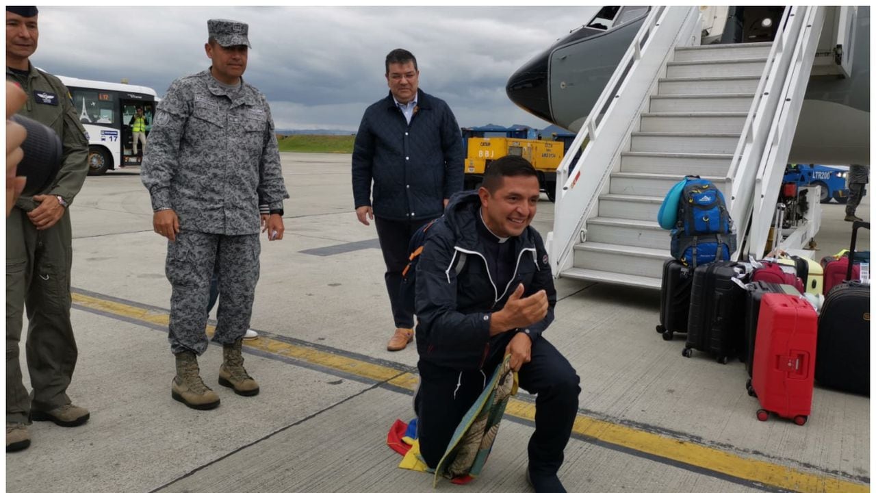 Padre Chucho regresó a Colombia en el segundo vuelo humanitario