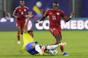 Brazil's Kaiki Bruno, bottom, and Colombia's Carlos Gómez, fight for the ball during a South America's under-23 pre-Olympic tournament soccer match at the Brigido Iriarte stadium in Caracas, Venezuela, Friday, Jan. 26, 2024. (AP Photo/Ariana Cubillos)