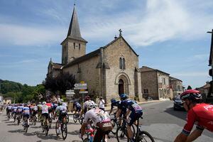 Los competidores recorren la octava etapa de la carrera ciclista del Tour de Francia de más de 201 kilómetros (125 millas) con inicio en Libourne y final en Limoges, Francia, el sábado 8 de julio de 2023. (Foto AP/Thibault Camus)