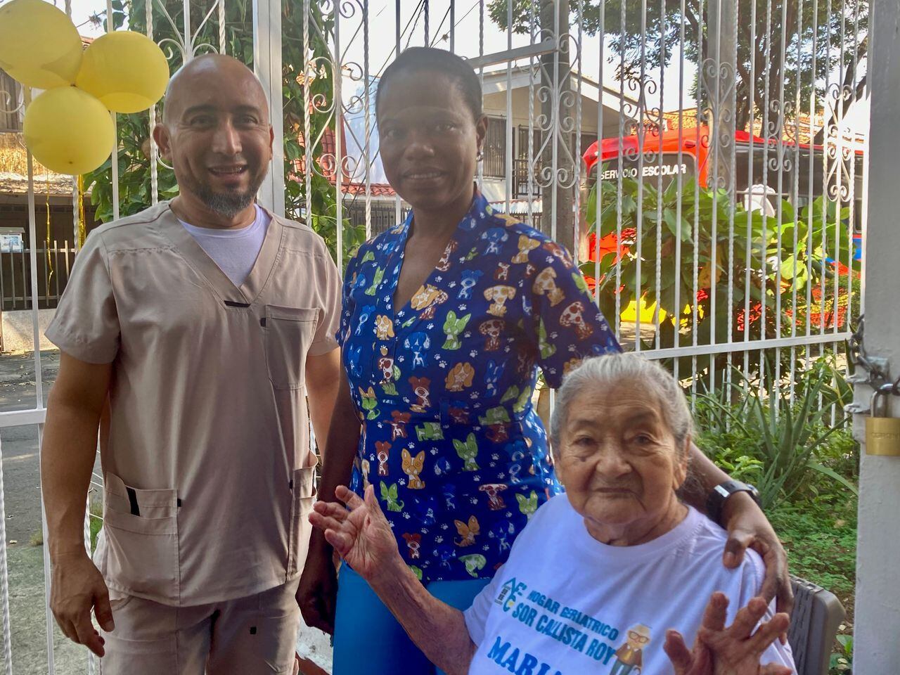 La señora María cumple 95 años y Naudis José y el equipo de trabajo del Hogar Sor Callista Roy, en el barrio La Merced, al norte de Cali, se esmeran porque tenga un día inolvidable.