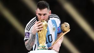 Messi besa la Copa del Mundo luego de recibir el trofeo a mejor jugador del Mundial Qatar 2022.