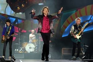 La legendaria banda de rock británica The Rolling Stones ofrece un concierto en la Ciudad Deportiva de La Habana (Cuba), con una audiencia multitudinaria. "Sus Satánicas Majestades", abrieron esta noche su presentación en la isla, única y gratuita en 2016.