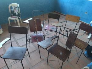 Así están las pocas sillas que hay  en un salón del colegio.