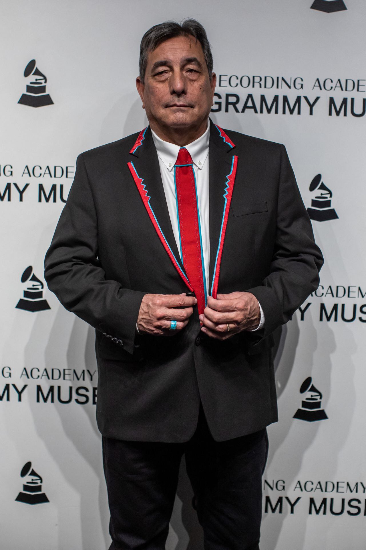 El compositor Scott George, miembro de la tribu de nativos americanos Osage, posa para una fotografía en el Museo Grammy en Los Ángeles, el 14 de febrero de 2024.