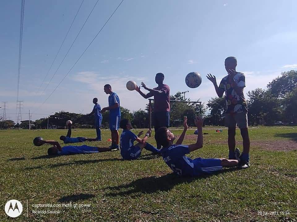 La escuela Pumas FC busca prevenir que los niños y jóvenes del oriente ingresen a la violencia y se mejore la convivencia a través de la amistad que genera el fútbol.