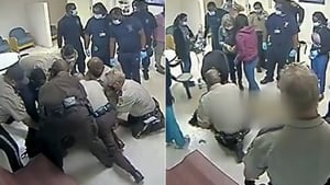 Un video desgarrador muestra la muerte de un afroamericano en un hospital psiquiátrico de Estados Unidos, donde fue sujetado a la fuerza por hasta 10 policías y guardias de seguridad del hospital.