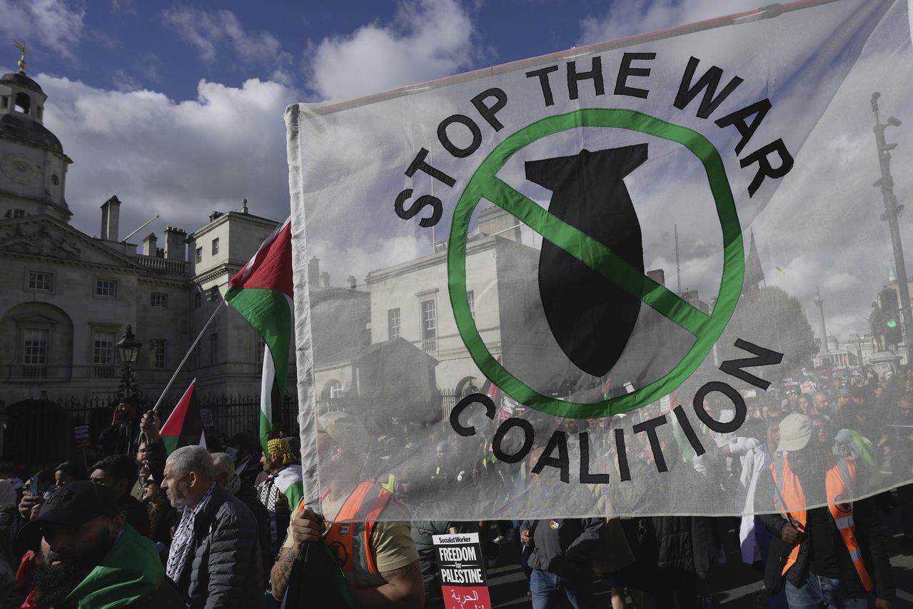 Las calles de Londres se vistieron de la consigna de 'no a la guerra', en masiva protesta pro Palestina este 14 de octubre.
