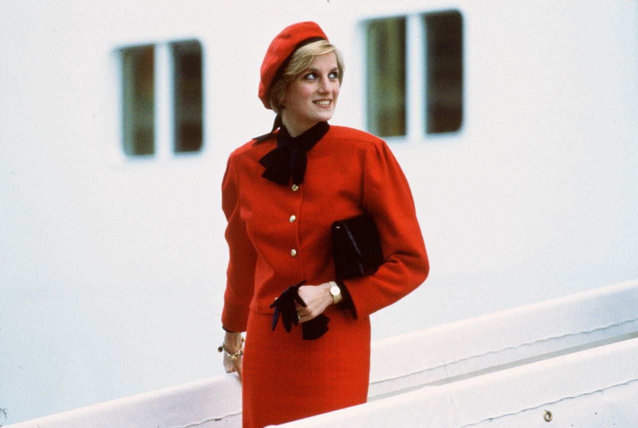 Diana, princesa de Gales, lleva un brazalete con dijes a bordo del nuevo crucero de P&O "Royal Princess", llamado así en honor a ella, después de darle al barco su nombre en una ceremonia formal de nombramiento