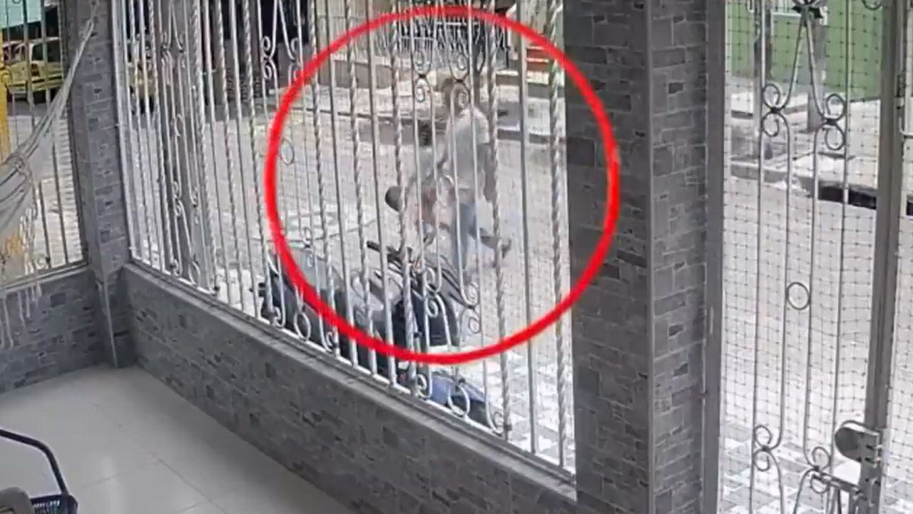 Una cámara de seguridad registró el momento en que el hombre se lleva a la niña.