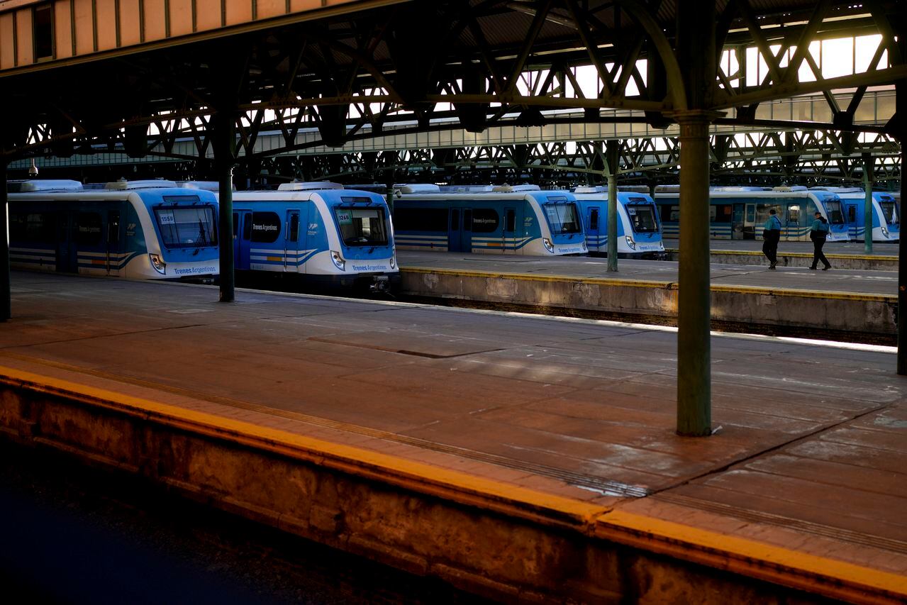 Los andenes de la Estación Constitución están vacíos de viajeros debido a una huelga general contra las reformas del presidente Javier Milei en Buenos Aires, Argentina, el jueves 9 de mayo de 2024.