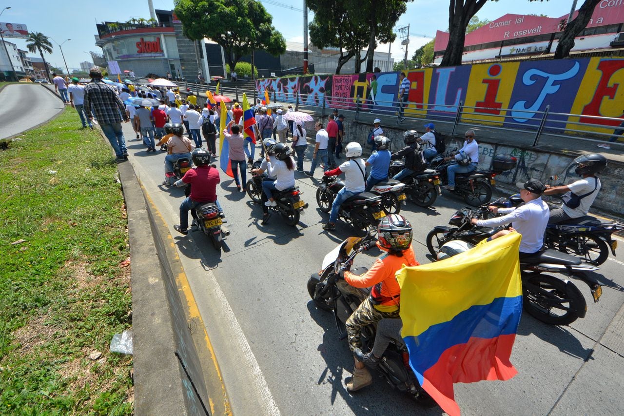 Así se vivió la marcha en contra del alza de la gasolina en la capital del Valle. A pie, en moto y en vehículos particulares, salieron desde el Parque de las Banderas y llegó a la Gobernación.