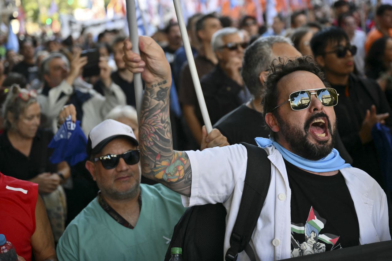 Estudiantes y profesores marchan en protesta por el ajuste presupuestario de las universidades públicas en Buenos Aires.