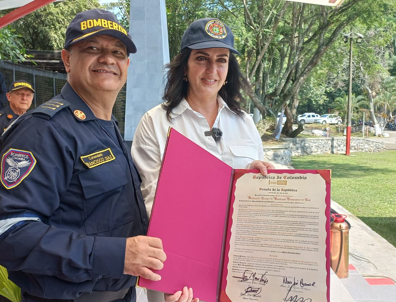 La Senadora María Fernanda Cabal hace entrega del reconocimiento al Cuerpo de Bomberos Voluntarios de Cali.