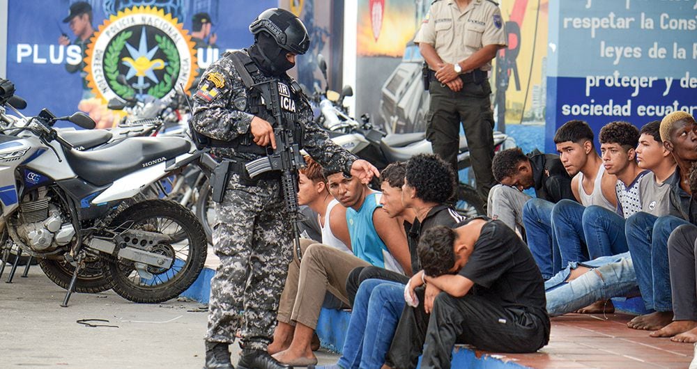    Según las autoridades de Ecuador, esta semana se han capturado a más de 300 delincuentes y cinco han sido dados de baja. Se espera que haya más detenciones.