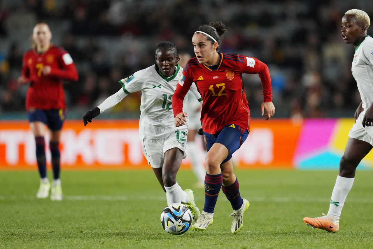 La española Oihane Hernández corre con el balón durante el partido de fútbol del Grupo C de la Copa Mundial Femenina entre España y Zambia en Eden Park en Auckland, Nueva Zelanda, el miércoles 26 de julio de 2023. (Foto AP/Abbie Parr)