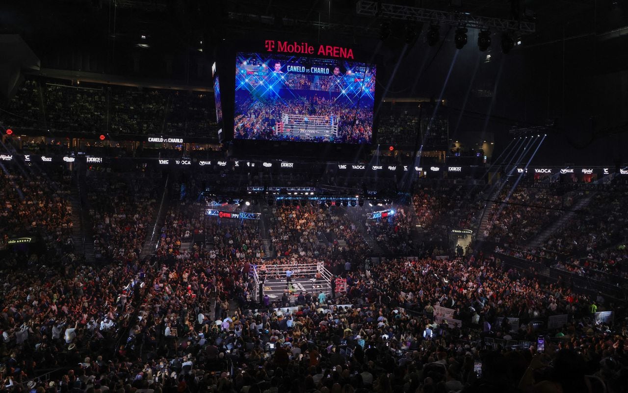Una vista general muestra el ring al inicio de la pelea por el título de peso súper mediano entre Saúl 'Canelo' Álvarez y Jermell Charlo en el T-Mobile, en Las Vegas, Nevada.