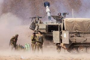 Israel respondió bombardeando desde el sábado el empobrecido y superpoblado enclave palestino, movilizó a 300.000 reservistas y desplegó a decenas de miles de soldados alrededor de Gaza y en la frontera norte con Líbano.