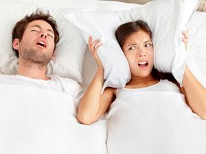 Los ronquidos frecuentes y fuertes también pueden tener un impacto en la salud del roncador. La apnea del sueño, que a menudo se asocia con ronquidos intensos.