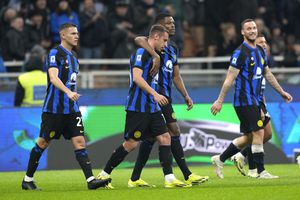 Inter Milan players celebrate the fourth goal from they teammate Davide Frattesi, center, after scoring against Atalanta during the Serie A soccer match between Inter Milan and Atalanta at the San Siro Stadium, in Milan, Italy, on Wednesday, Feb. 28, 2024. (AP Photo/Antonio Calanni)