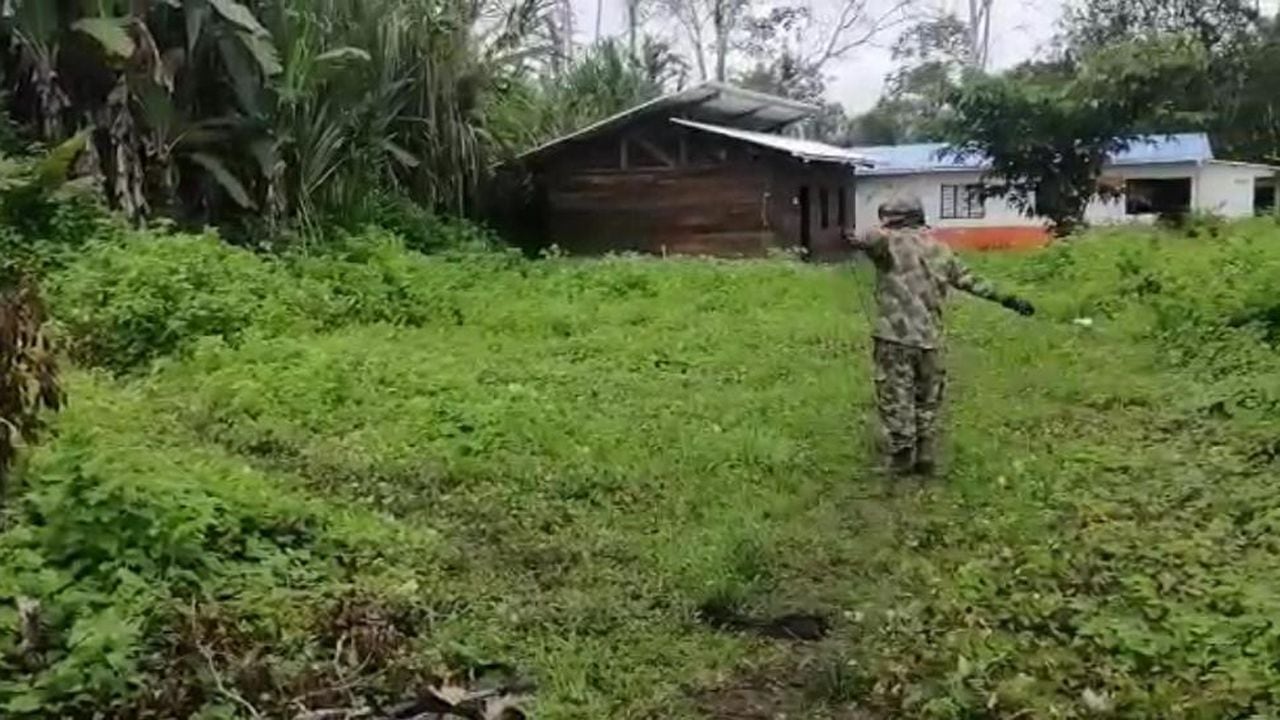 Cerca a esta escuela en Nariño, las disidencias de las Farc que buscan la 'paz total' instalaron artefactos explosivos poniendo en riesgo la vida de 50 niños, según las Fuerzas Militares.