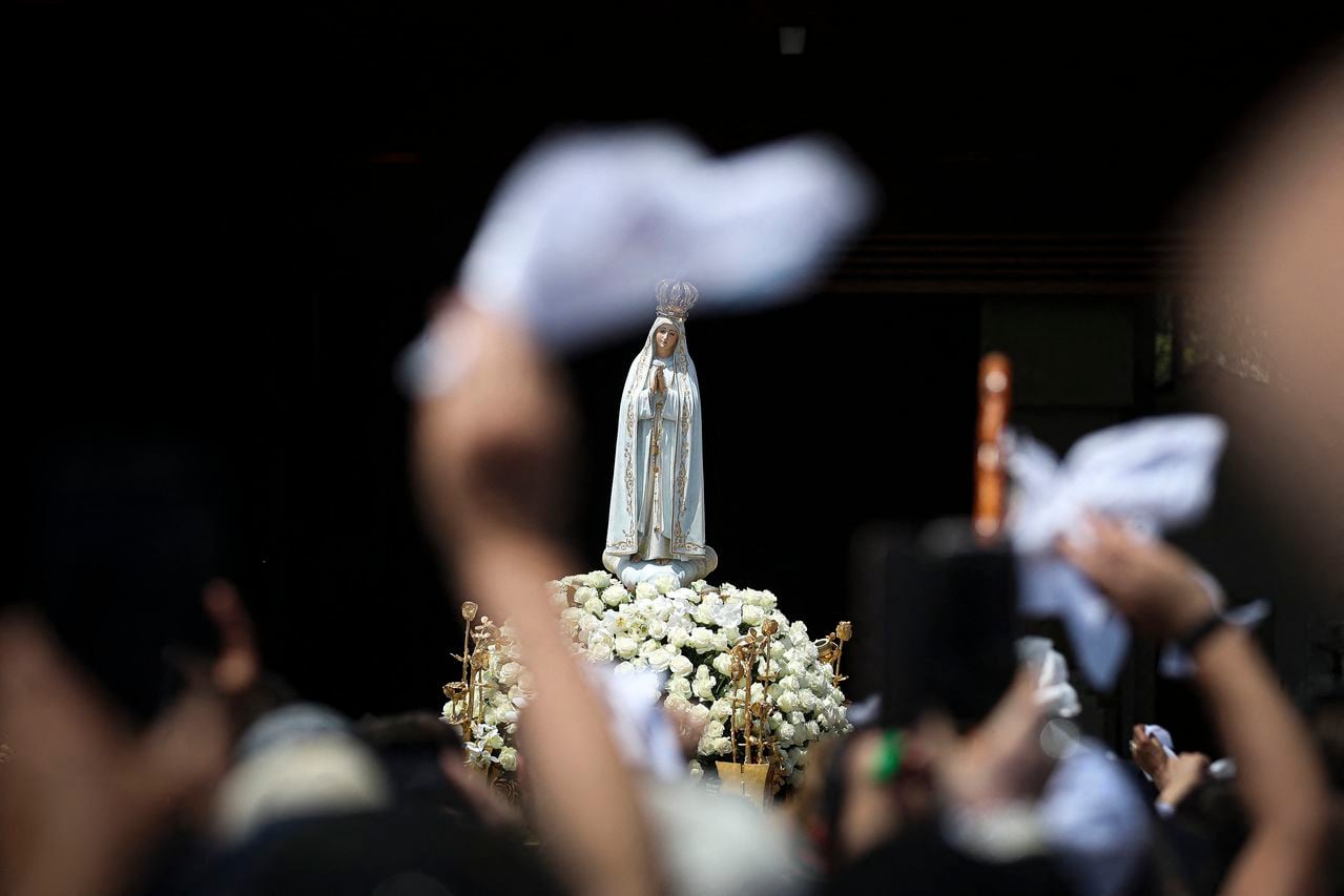 Una estatua de Nuestra Señora de Fátima se lleva durante una procesión en el Santuario de Fátima, en el centro de Portugal.