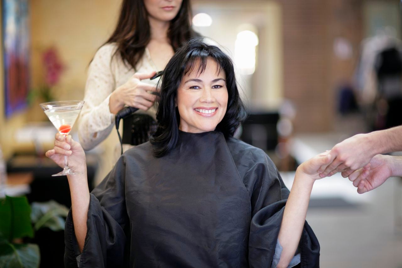 El artículo revela los cortes de cabello antiedad ideales que transforman la apariencia de las mujeres de 30 a 50 años.