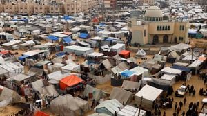 Palestinos desplazados, que huyeron de sus hogares debido a los ataques israelíes, se refugian en un campamento de tiendas de campaña, en medio del conflicto en curso entre Israel y Hamás, en Rafah, en el sur de la Franja de Gaza, el 27 de febrero de 2024.