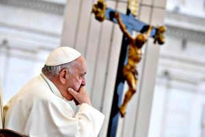 El Papa Francisco asiste a su audiencia general de los miércoles en la Plaza de San Pedro el 17 de mayo de 2023 en la Ciudad del Vaticano, Vaticano.