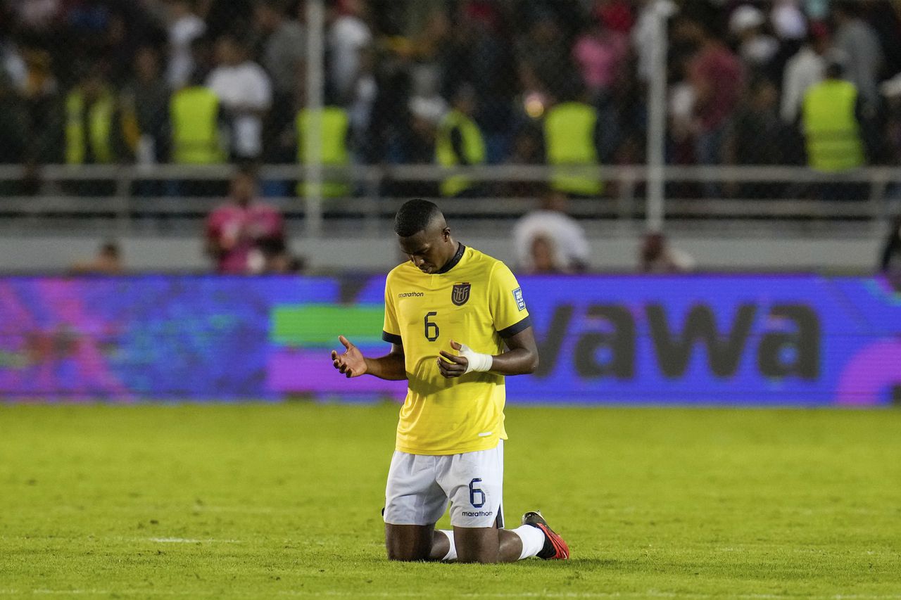 William Pacho de Ecuador se arrodilla en oración en el campo al final de un partido de fútbol de clasificación para la Copa Mundial de la FIFA 2026 contra Venezuela, en el Estadio Monumental de Maturín en Maturín, Venezuela, el jueves 16 de noviembre de 2023. (Foto AP/Ariana Cubillos )