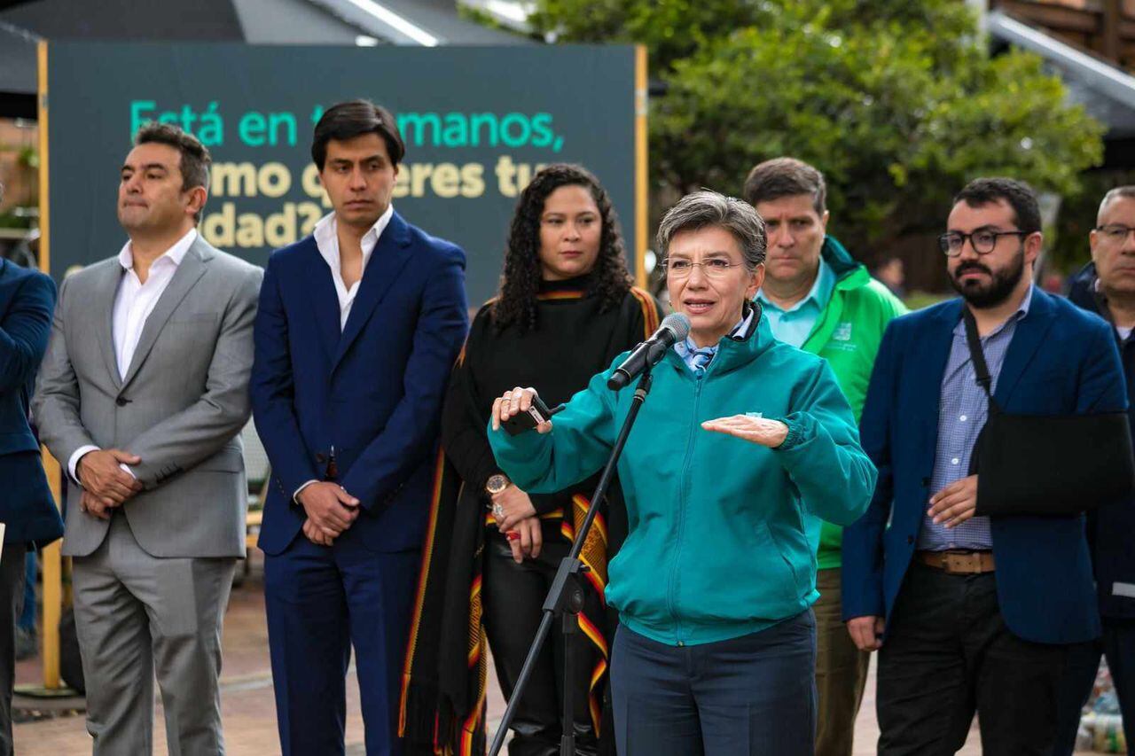 Desde la Zona T, en el norte de la ciudad, la alcaldesa Claudia López presentó esta estrategia que busca mejorar la recolección de basuras y la disposición de residuos en Bogotá
