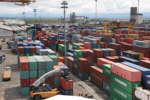 El mercado exterior regional es uno de los más competitivos del país. Cerca del 50 % de la carga se moviliza por los terminales portuarios de Buenaventura.