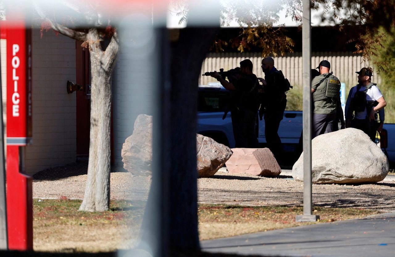 Los agentes del orden se dirigen al campus de la UNLV después de informes de un tirador activo en Las Vegas, Nevada, EE.UU., 6 de diciembre de 2023.