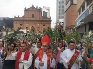 El monseñor Luis Fernando Rodríguez (ubicado en el centro) participó en las procesiones del Domingo de Ramos, celebración que da inicio a la Semana Santa.