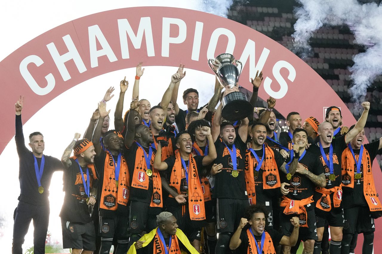 Houston Dynamo celebrando la obtención de la U.S. Open cup 2023 frente al Inter Miami