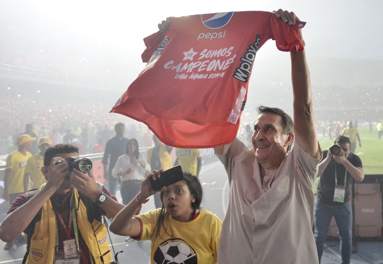 Guimarães mostrando al público la camiseta con la estrella 14 del América.
