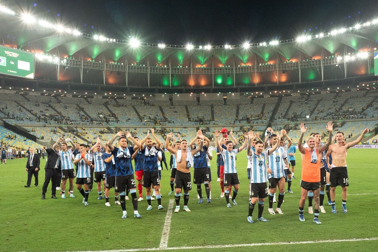 Plantel de Argentina celebrando el triunfo en Brasil.