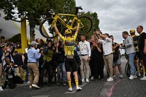 El ganador del Tour de Francia, el danés Jonas Vingegaard, con la camiseta amarilla de líder general, levanta su bicicleta después de la vigésima primera etapa de la carrera ciclista del Tour de Francia de más de 115 kilómetros (71,5 millas) con inicio en Saint-Quentin-en-Yvelines y final en los Campos Elíseos en París, Francia, el domingo 23 de julio de 2023. (Marco Bertorello/Pool Photo vía AP)